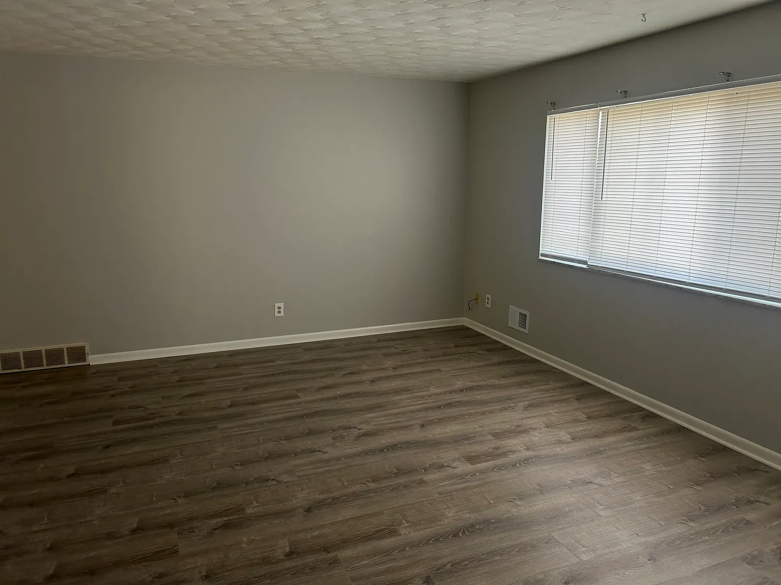 2 bed, 700 sqft, $900 — Photo 2