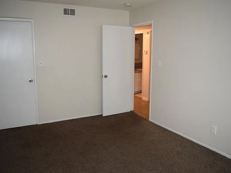 6049 Northcrest Cir #3 — Photo 2