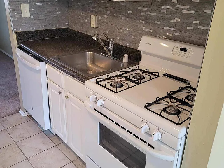 Kitchen with backsplash