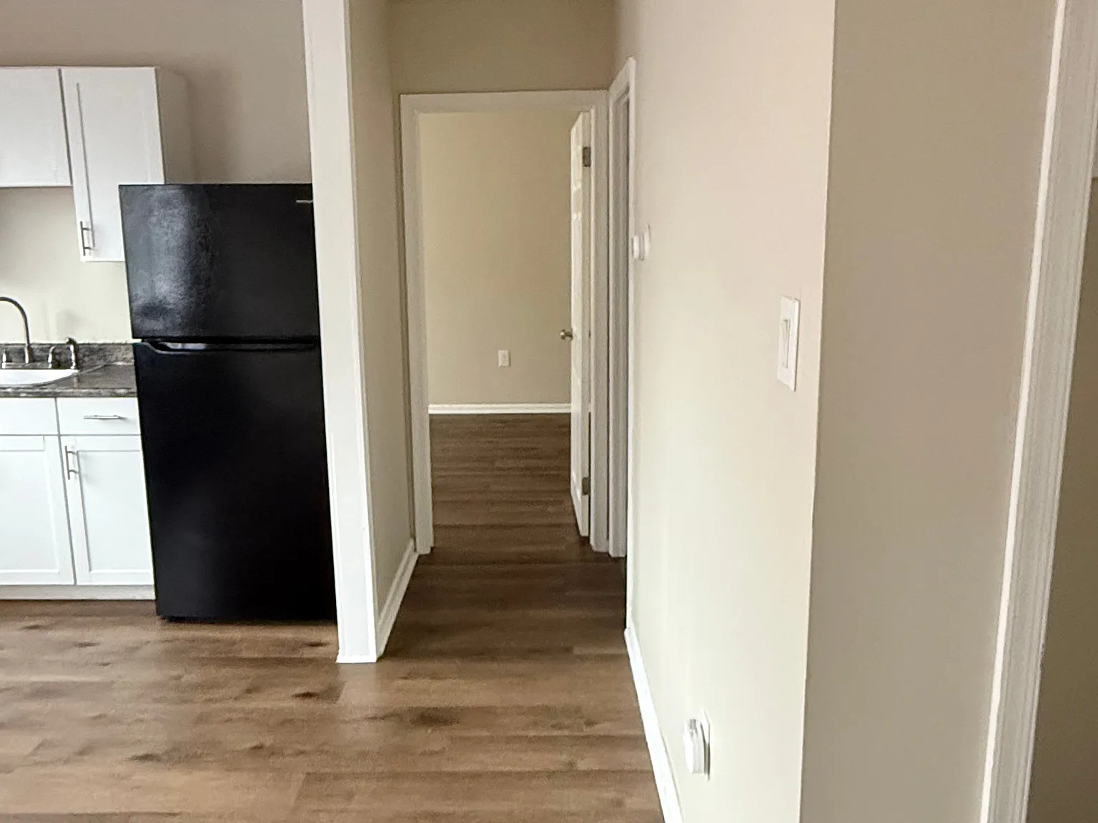 Well maintained 1bed with private entry, walkable to all amenities — Photo 3