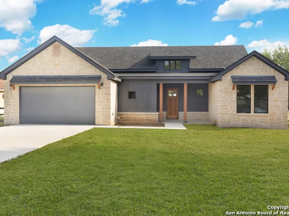 278 Edgewood Dr, Bandera, TX 78003