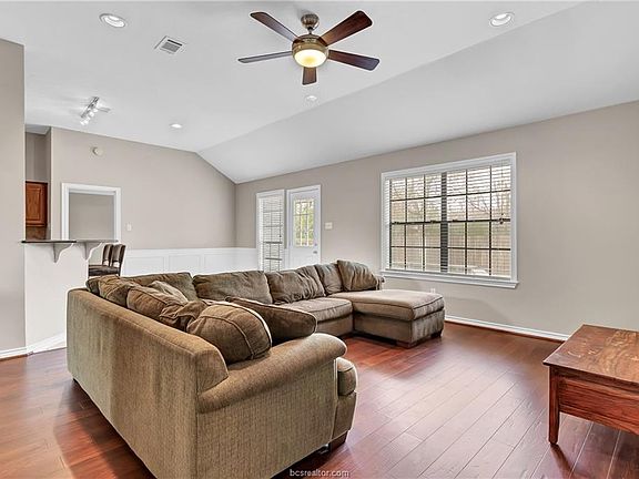 4th image of 1105 Bayou Woods Dr