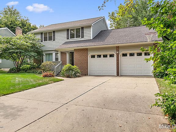 3rd image of 2922 Meadowbrook Dr SE