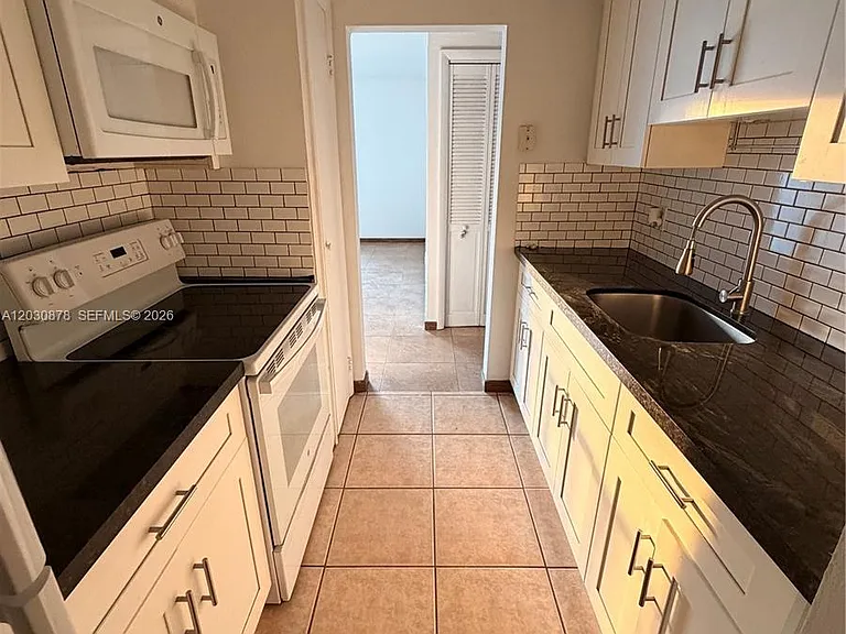 7250 SW 94th Pl #B8 — Photo 11
