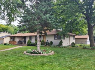 1216 Ruggles St, Roseville, MN 55113