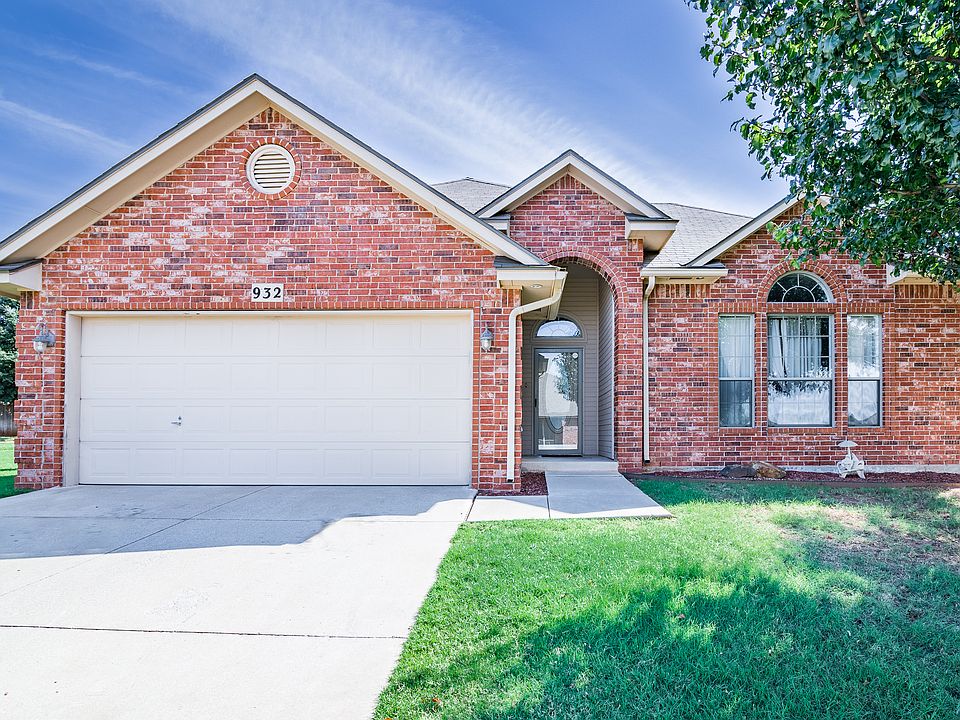 1st image of 932 Elm Creek Dr