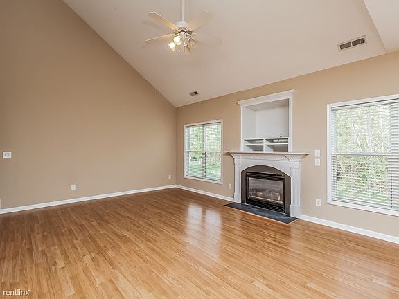 02-Living_Room-2220308-medium4x3