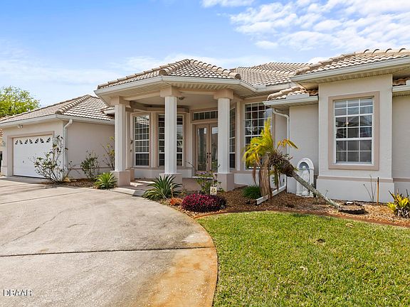 3rd image of 9 Cloverdale Ct N