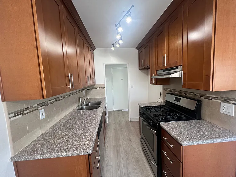 212 E Elmwood Ave — Photo 3