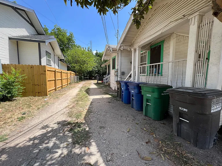 700 W Elsmere Pl — Photo 10