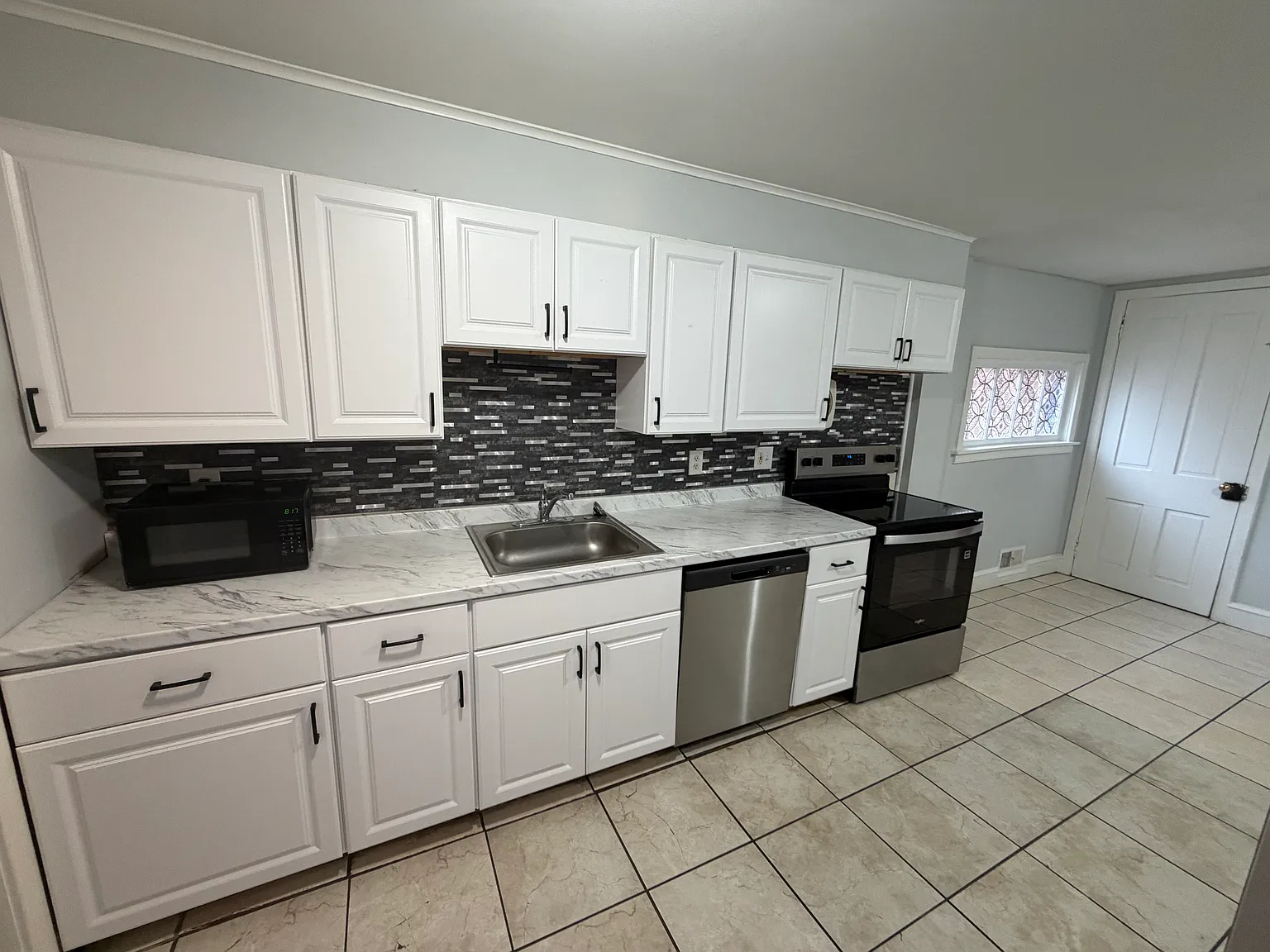 3 bed, 1400 sqft, $2,200 — Photo 2