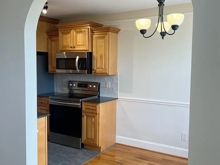 Mayflower Apartments — Photo 36