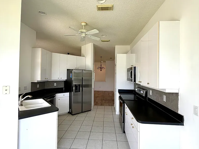 702 SW Aruba — Photo 8