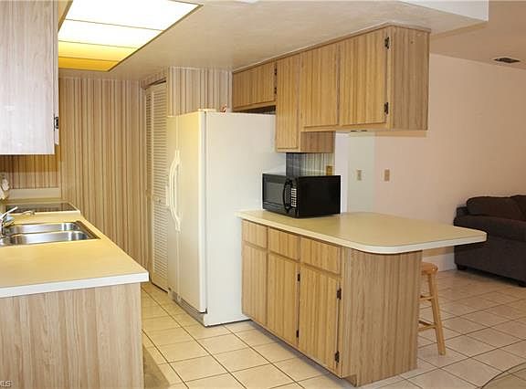 5th image of 610 SW 47th Ter APT 5