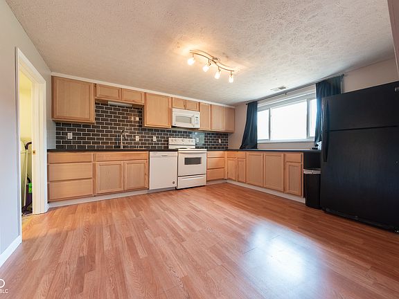 5th image of 108 W Meadowlark Dr