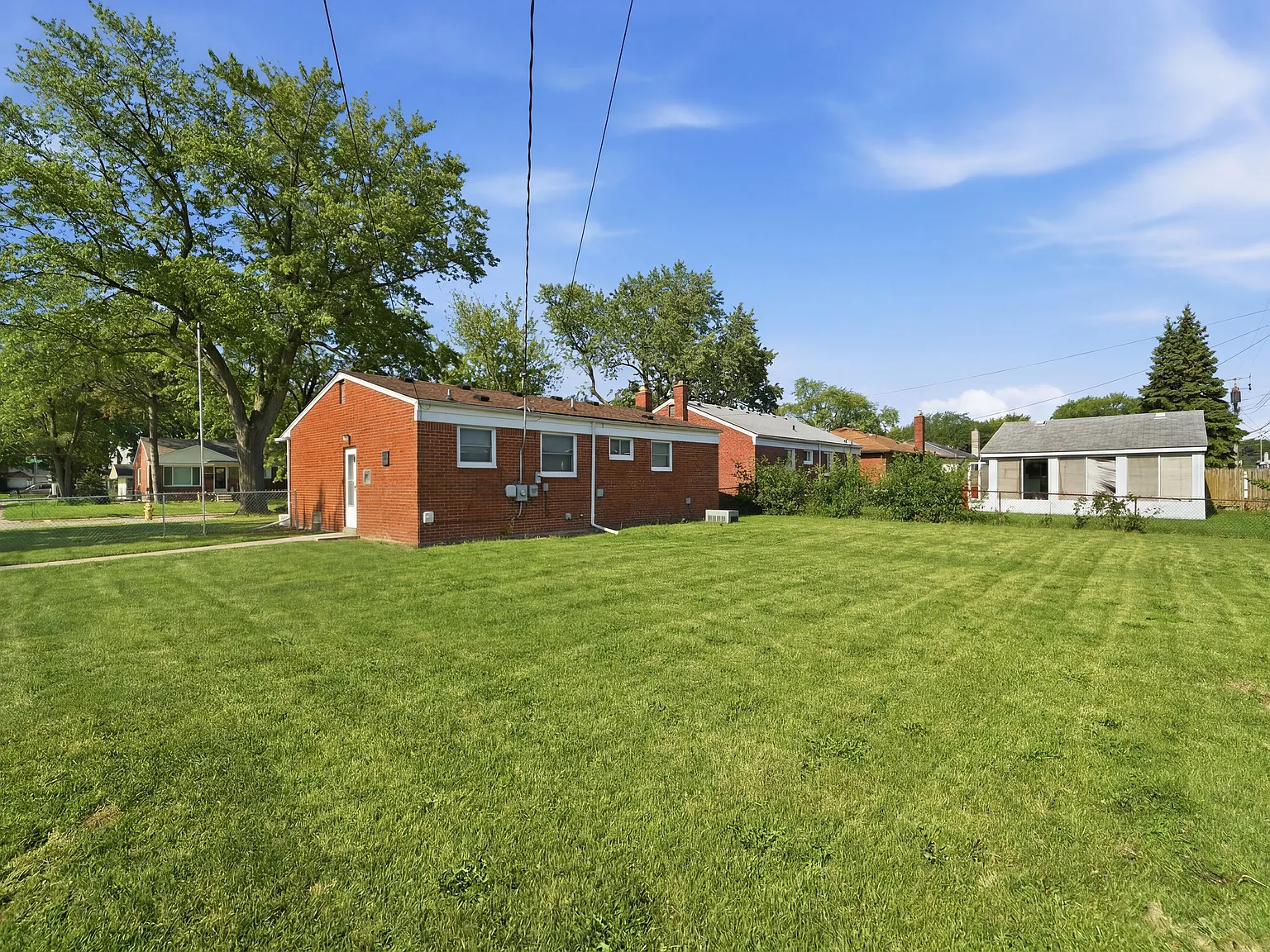 3 bed, 1052 sqft, $2,100 — Photo 4