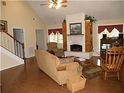 4th image of 906 W Castlewood Ave
