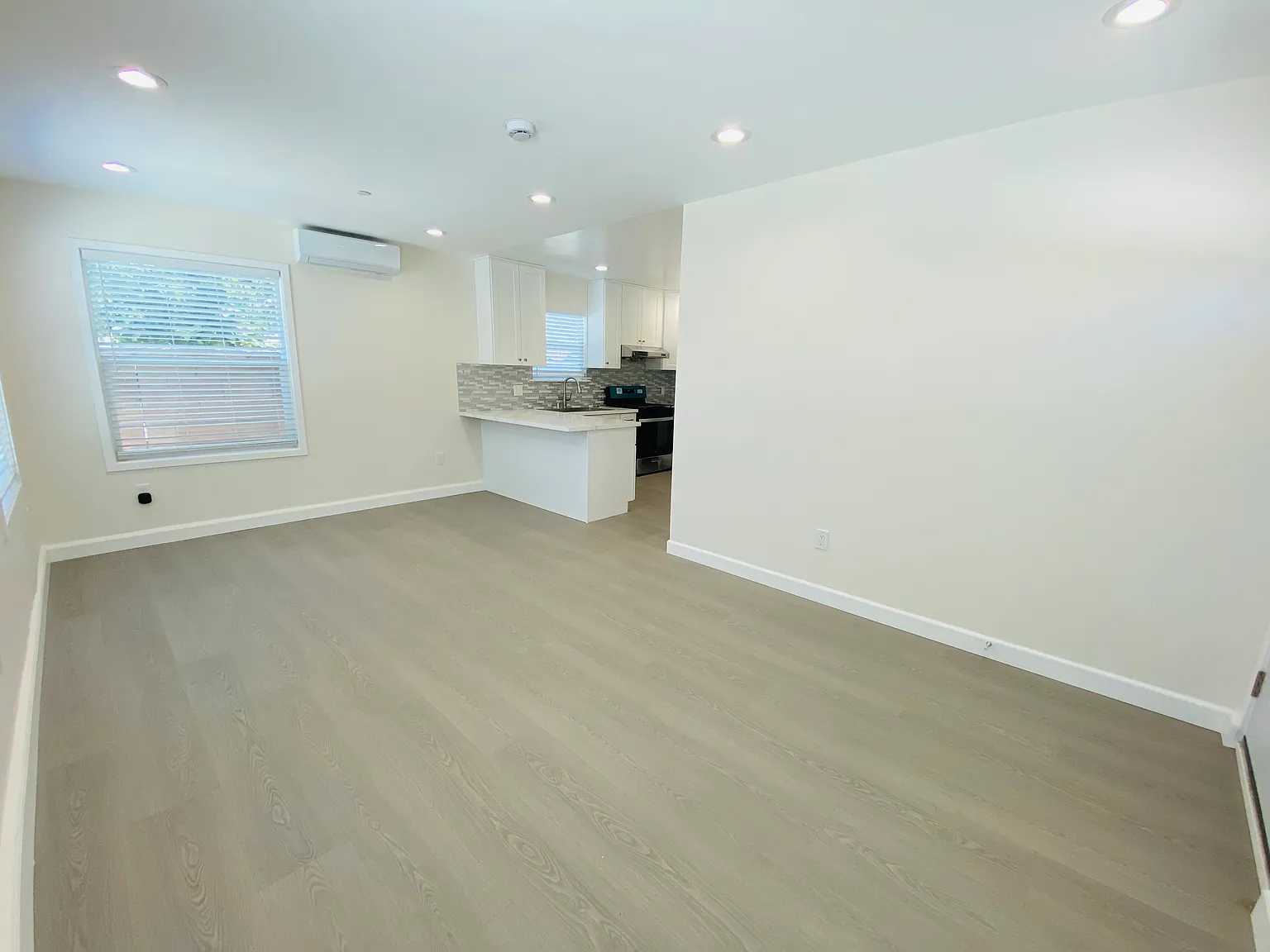 3 bed, 1000 sqft, $3,300 — Photo 2