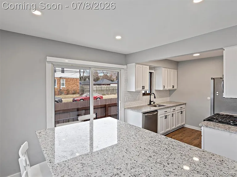 828 E 2nd St — Photo 8