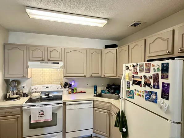 1001 Twin Circle Drive #1001, South Windsor, CT 06074