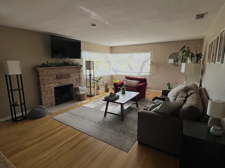 204 Termino Ave #B — Photo 4