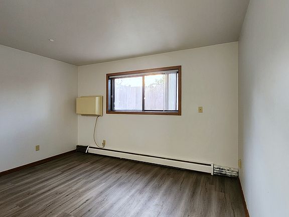4th image of 915 7th Ave N