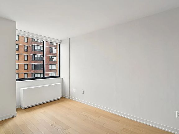 2nd image of Columbus Pl #S10e