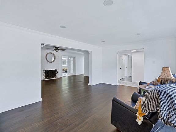 5th image of 312 W Rio Grande St