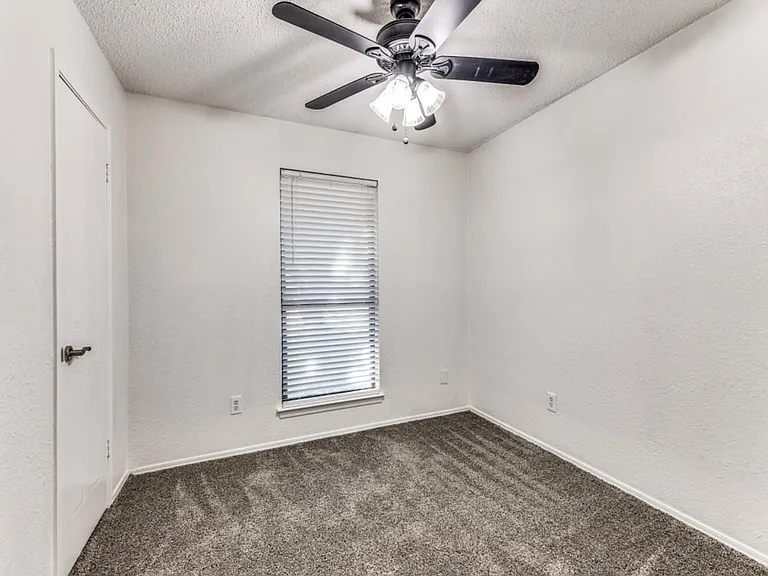 600 NW Ann Lois Ln — Photo 8