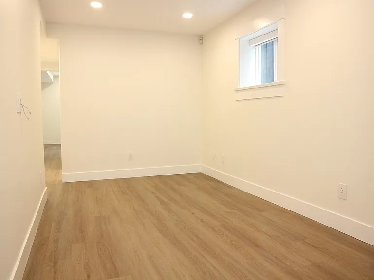 688 Cassiar St — Photo 7
