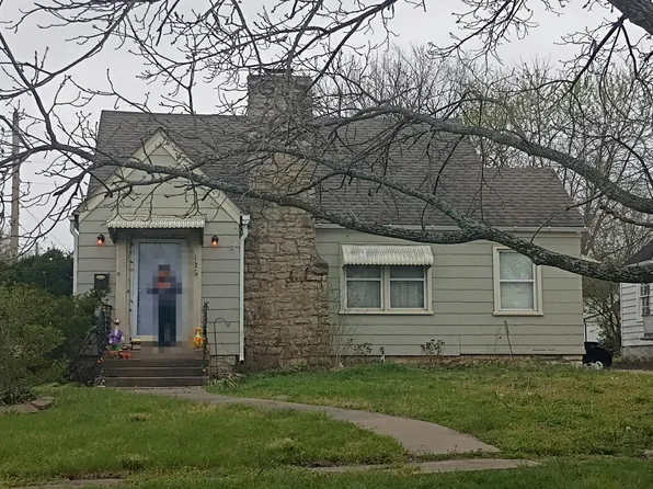 126 N Taylor St, Pleasant Hill, MO 64080