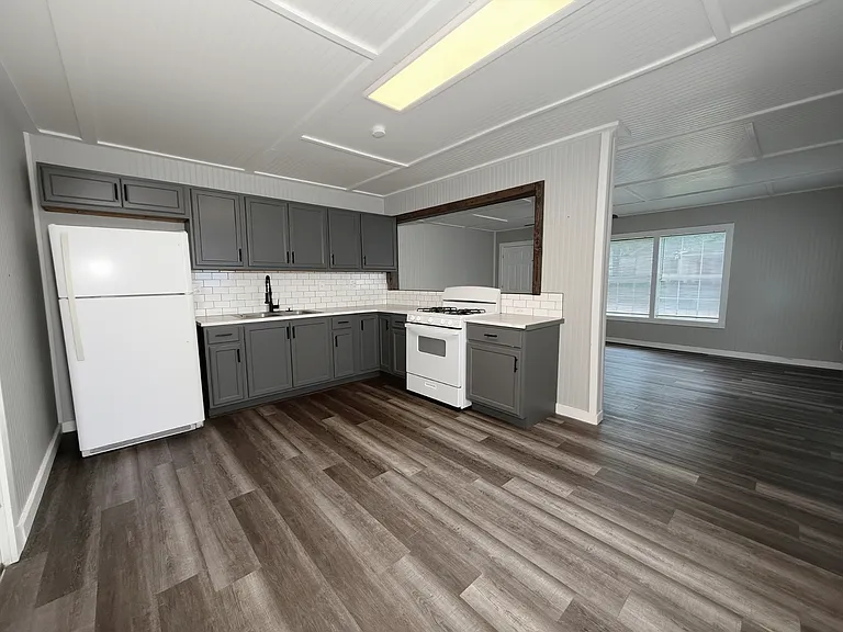 1016 W Crawford St — Photo 6