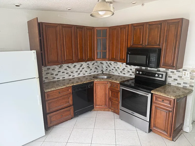 7814 Pembroke Rd — Photo 2