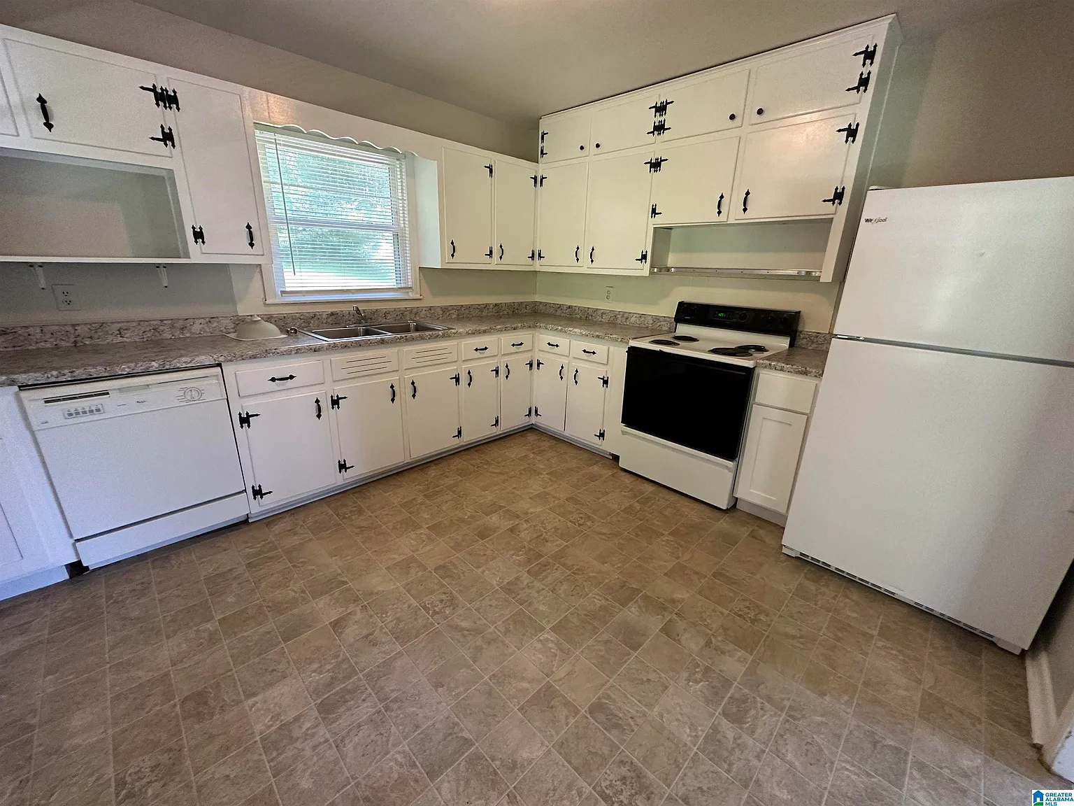 3 bed, 1.0 bath, $1,095 — Photo 2