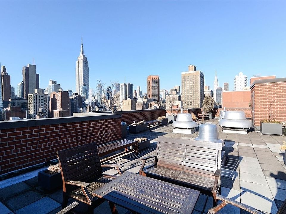 2nd image of 200 E 27th St APT 3V