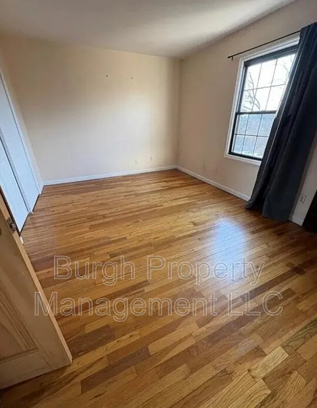 2 bed, 1.0 bath, 922 sqft, $1,400 — Photo 2