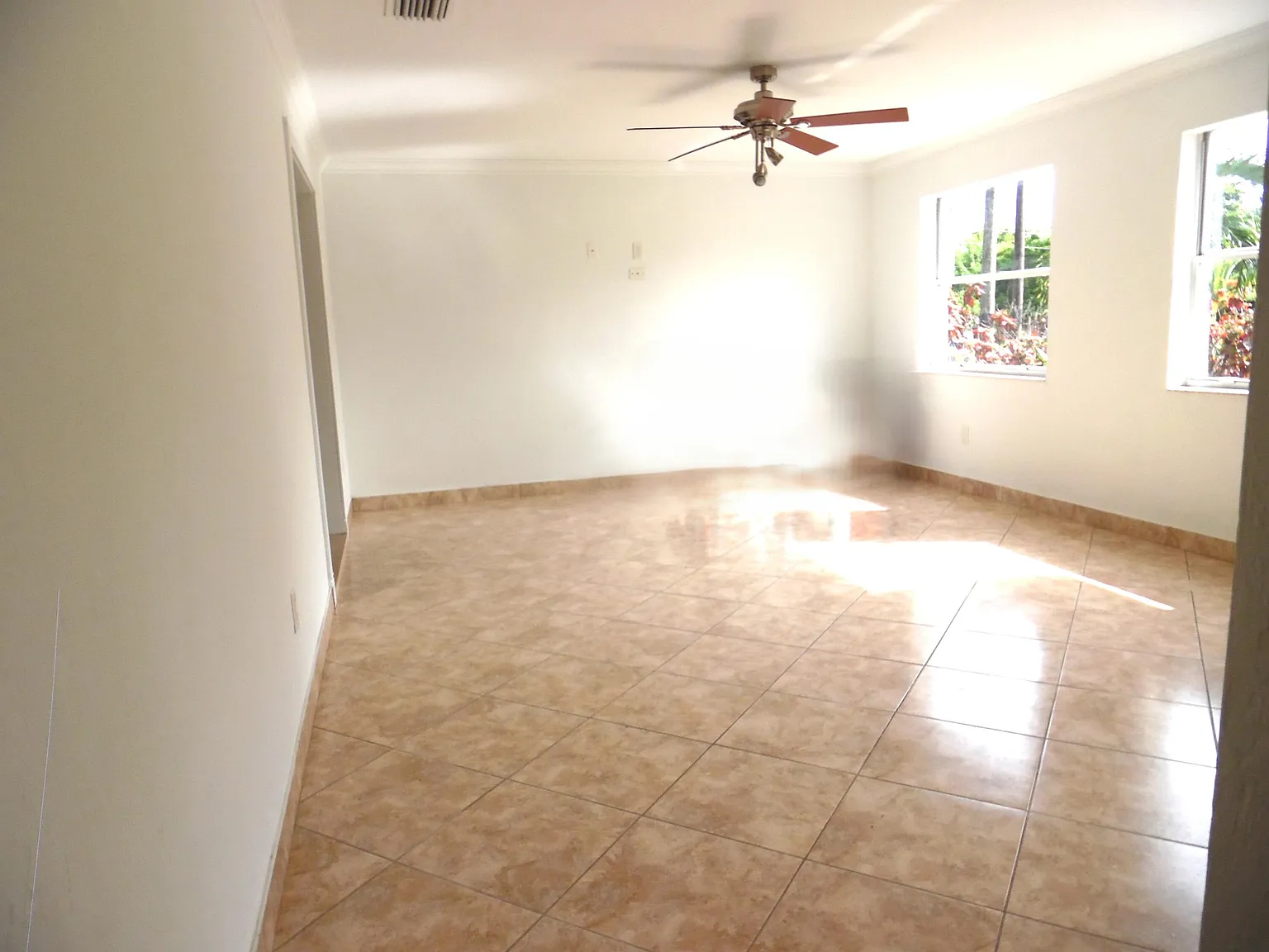 3 bed, 2.0 bath, 2008 sqft, $3,000 — Photo 4