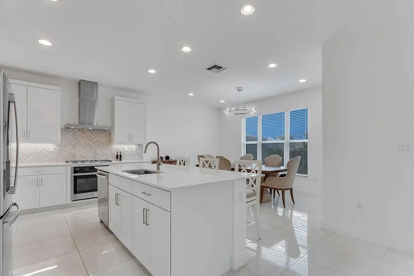 4 bed, 3.0 bath, 2400 sqft, $4,500 — Photo 2