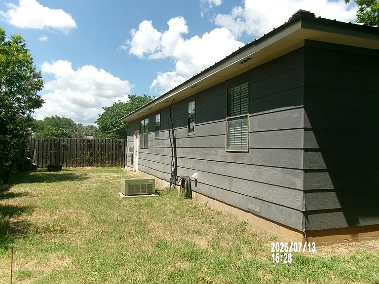 409 1/2 NW Pecan Ave — Photo 10
