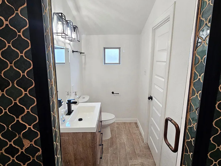 123 W 8th St — Photo 11