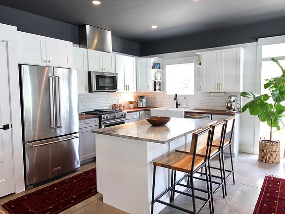 2nd image of 76 De Haven St