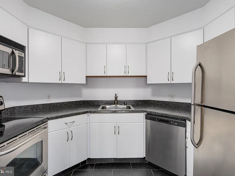 2020 Walnut St #29J — Photo 6