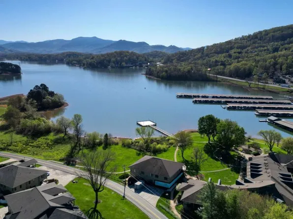 1688 Lakeview Dr, Young Harris, GA 30582