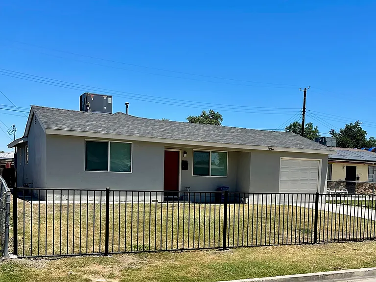 1016 Meredith Dr — Photo 2