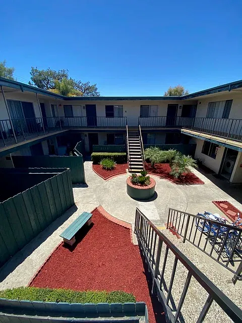 1 bed, 1.5 bath, 707 sqft, $2,009 — Photo 2