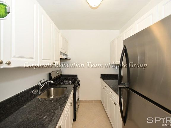 3rd image of 3091 Crescent St APT 2M