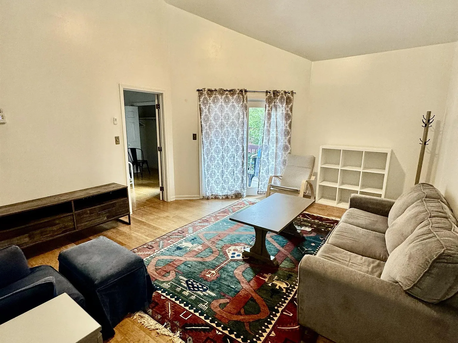 2 bed, 1.0 bath, 835 sqft, $1,700 — Photo 2
