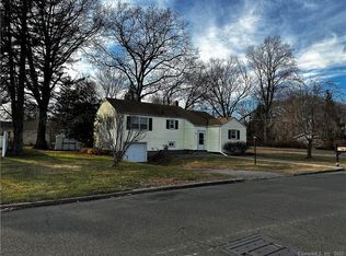 5 Okenuck Trl, Stratford, CT 06614