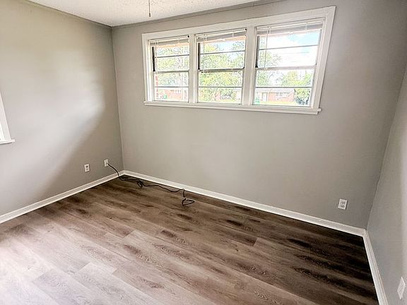 2nd image of 2113 Robin St