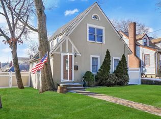 33 Baldwin Ave, Baldwin, NY 11510